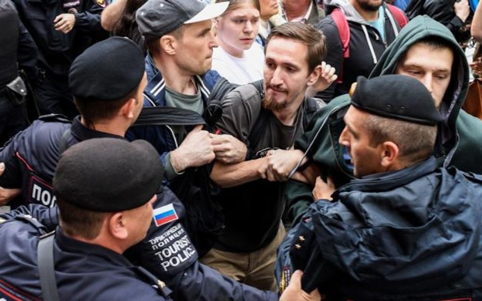 W centrum Moskwy demonstrowało w niedzielę około 2 tys. osób. Protesty mają trwać do początku wrześn