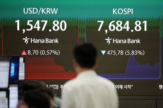 Tablica z kursem wymiany dolara na wona południowokoreańskiego oraz indeks giełdowy KOSPI w banku w 