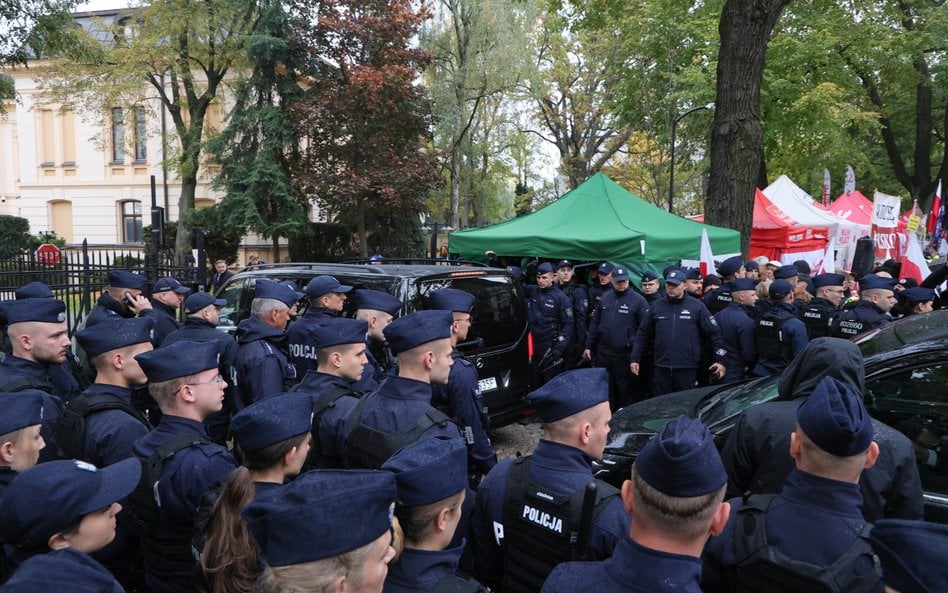 W środę protestujący przed TK blokowali wjazd do Trybunału Maciejowi Berkowi, a na miejscu interweni