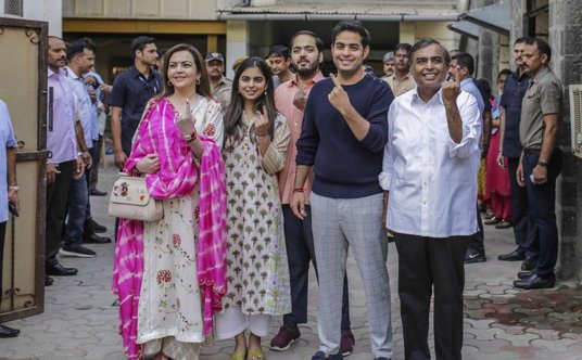 Mukesh Ambani z żoną i dziećmi podczas ostatnich wyborów parlamentarnych w Indiach