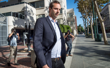 Anthony Levandowski wychodzi z budynku sądu w San Jose w Kalifornii 27 sierpnia