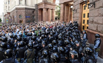 Rosja: Nie będzie pozbawienia praw rodzicielskich za zabranie dziecka na demonstrację opozycji