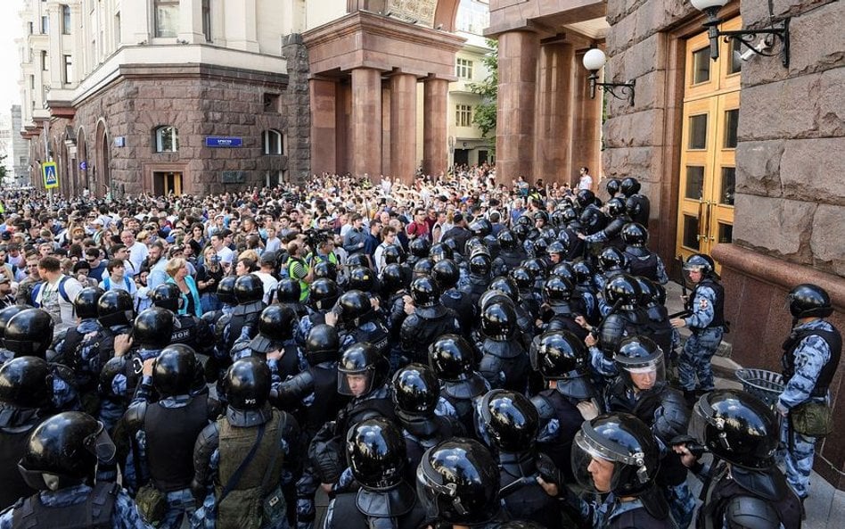 Rosja: Nie będzie pozbawienia praw rodzicielskich za zabranie dziecka na demonstrację opozycji