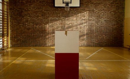 Plakaty wyborcze PO i PiS bez logo partii