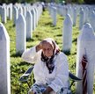 Kobieta opłakująca swojego krewnego w zachodniej Bośni w mieście Srebrenica, gdzie odnaleziono masow