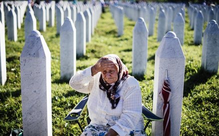 Kobieta opłakująca swojego krewnego w zachodniej Bośni w mieście Srebrenica, gdzie odnaleziono masow