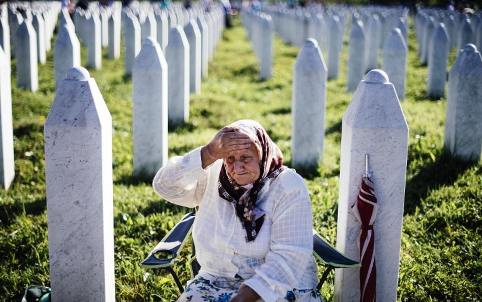 Kobieta opłakująca swojego krewnego w zachodniej Bośni w mieście Srebrenica, gdzie odnaleziono masow