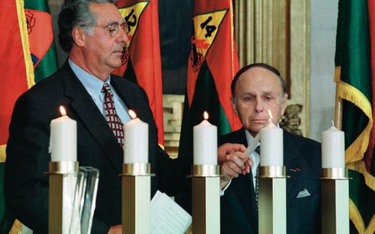 Feliks Zandman (z prawej) zapala świece w dowód pamięci o ofiarach Holokaustu na Kapitolu w Waszyngt