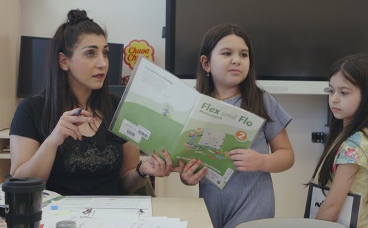 kadr z filmu dokumentalnego "Dzieci z Favoriten"