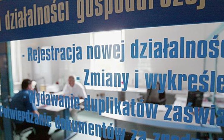 Sprawozdanie finansowe oraz informację o zmianie roku podatkowego należy złożyć oddzielnie do sądu r