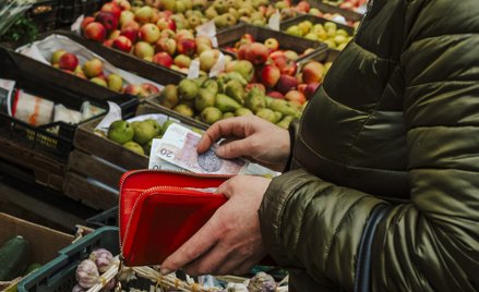 Pomimo popularności kart, Blika, bankowości mobilnej i portfeli cyfrowych Polacy nadal chętnie korzy