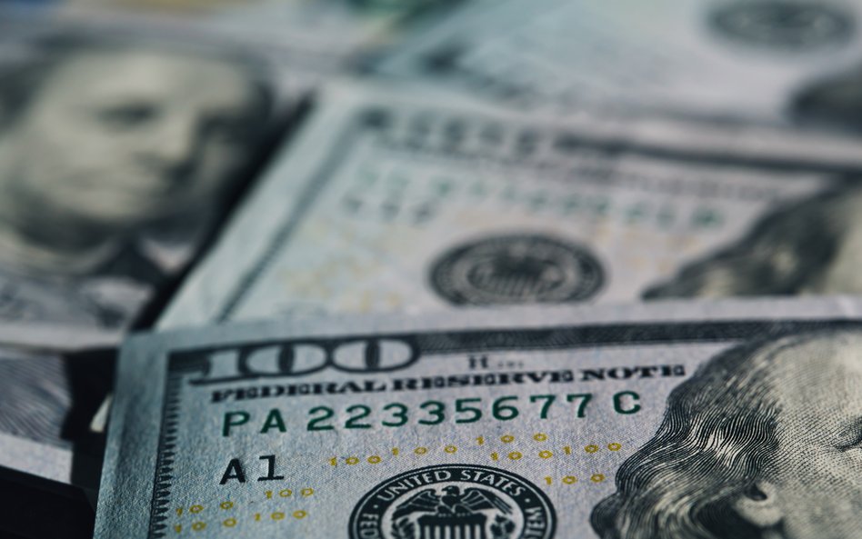 Dolar znów próbuje uderzyć w złotego