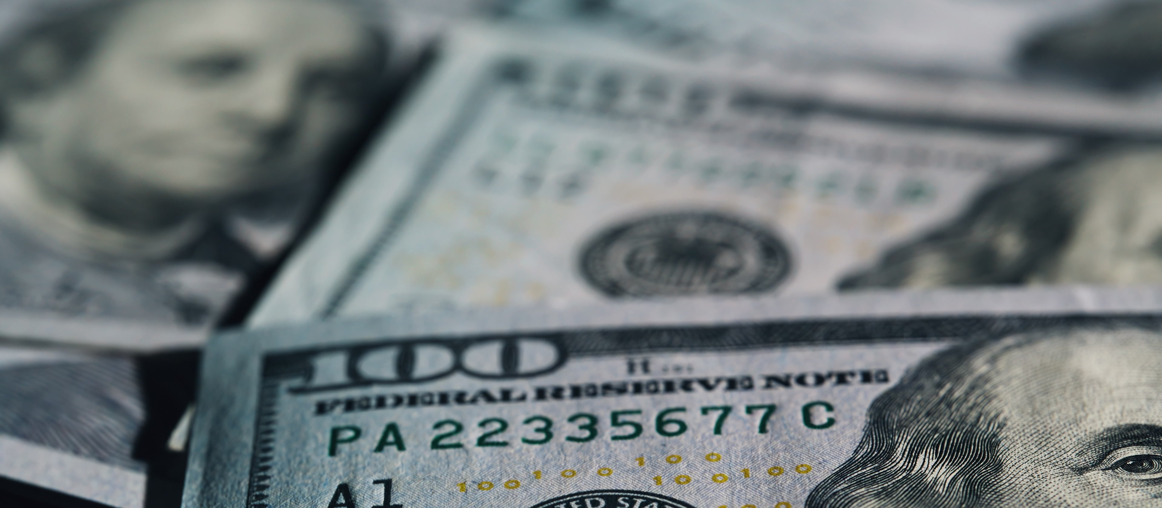 Dolar znów próbuje uderzyć w złotego