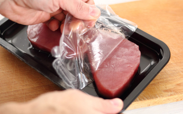 Co jemy? Mikroplastik w trzech czwartych przebadanych próbek mięsa i nabiału