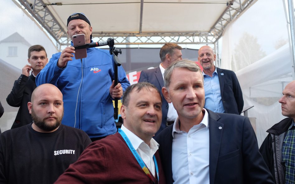 Björn Höcke (z prawej), lider radykalnego nacjonalistycznego skrzydła w AfD