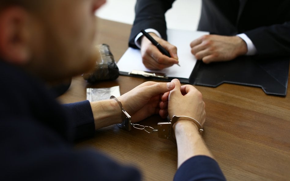 Areszt elektroniczny ma wypełnić lukę pomiędzy dozorem policyjnym a tymczasowym aresztowaniem.