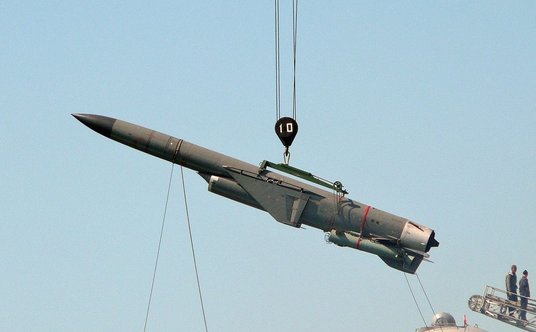 Pocisk 4K80 systemu P-500 Bazalt w czasie ładowania do wyrzutni Moskwy. Różnice, względem nowszego 3