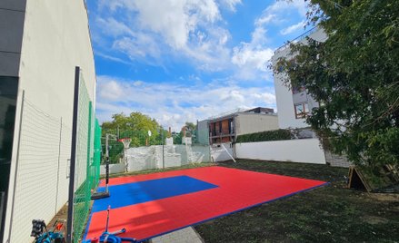 Władze dzielnicy Bielany: boisko przy Kolektorskiej powstało bez zgody właścicielskiej. Inwestor: to