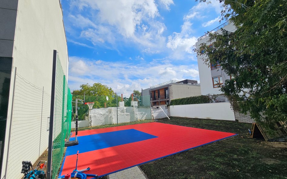 Władze dzielnicy Bielany: boisko przy Kolektorskiej powstało bez zgody właścicielskiej. Inwestor: to