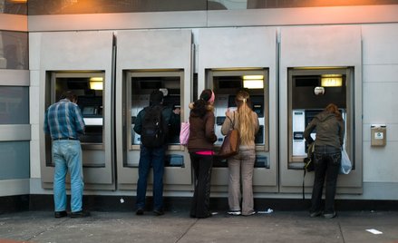 Polacy rocznie wypłacają z bankomatów ponad 400 mld zł. To oznacza, że potrzeby społeczeństwa w tej 