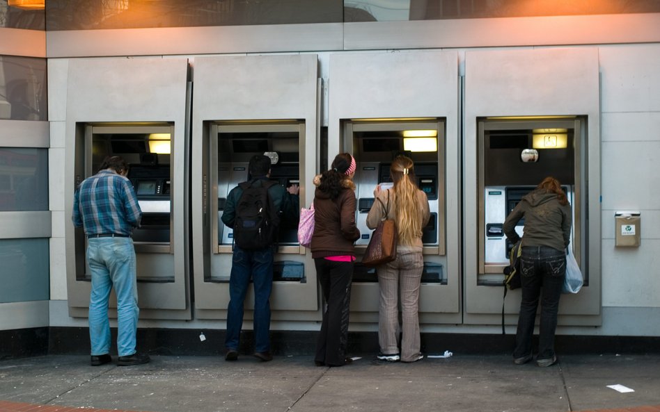 Polacy rocznie wypłacają z bankomatów ponad 400 mld zł. To oznacza, że potrzeby społeczeństwa w tej 