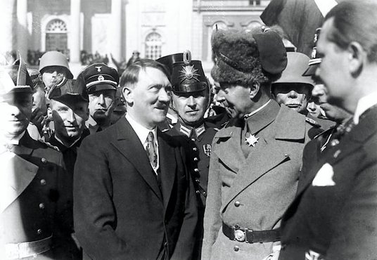 Adolf Hitler rozmawia z księciem Augustem Hohenzollernem po uroczystości otwarcia Reichstagu w Poczd