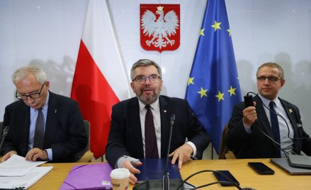 Zastępcy przewodniczącego komisji Kazimierz Smoliński (z lewej) i Łukasz Osmalak (z prawej) oraz  pr