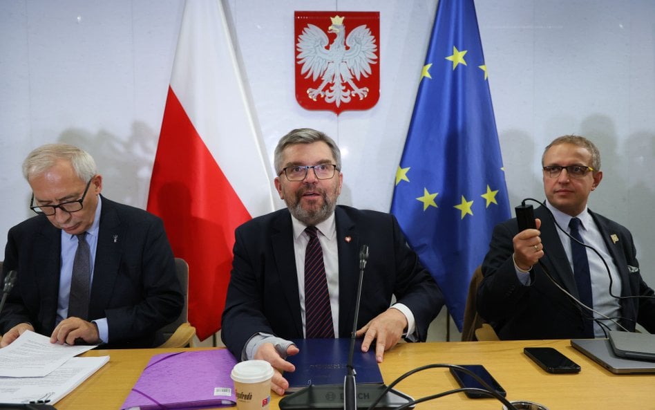 Zastępcy przewodniczącego komisji Kazimierz Smoliński (z lewej) i Łukasz Osmalak (z prawej) oraz  pr