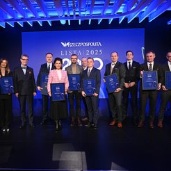Laureaci, przedstawiciele kapituły i redakcji „Rzeczpospolitej” podczas gali Listy 2000