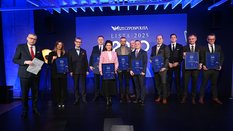 Laureaci, przedstawiciele kapituły i redakcji „Rzeczpospolitej” podczas gali Listy 2000