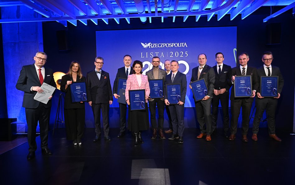 Laureaci, przedstawiciele kapituły i redakcji „Rzeczpospolitej” podczas gali Listy 2000