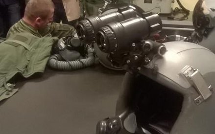 Hełm pilota F - 16 z urządzeniem pozwalającym na lot w nocy