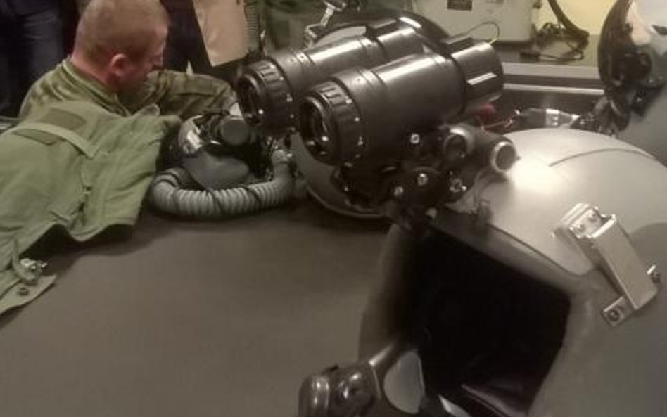 Hełm pilota F - 16 z urządzeniem pozwalającym na lot w nocy