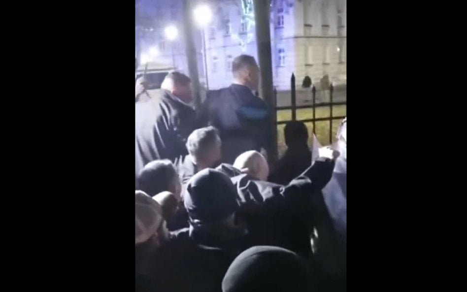 Prezydent Karol Nawrocki przerwał wizytę zagraniczną w związku z sytuacją w TK i przyjechał do siedz