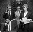 Paweł Łączkowski (siedzi, drugi od lewej) z premier Hanną Suchocką i jej najbliższymi współpracownik