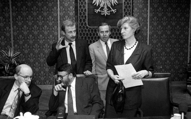 Paweł Łączkowski (siedzi, drugi od lewej) z premier Hanną Suchocką i jej najbliższymi współpracownik