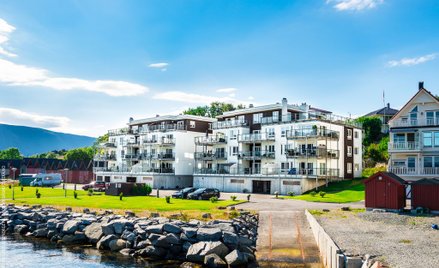 Podpis pod fotę: Blok z drewnianych modułów zbudowany przez Unihouse w Norwegii.