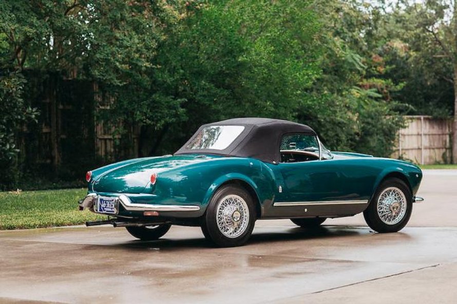 Ta wersja, czyli kabriolet B24 Spider, zwany również „Ameryką”, debiutowała cztery lata później.