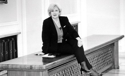 Danuta Waniek przez trzy kadencje była posłanką SLD. Na zdjęciu (rok 1998) siedzi na biurku na sejmo