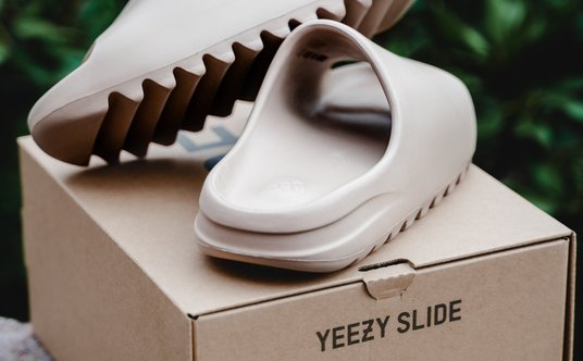 Współpraca z Adidasem okazała się dla Westa niezwykle udana. Powstało wiele kolekcji butów – od spor