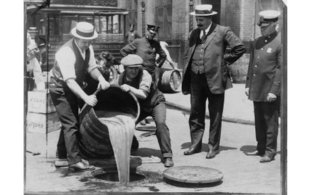 Pokaz dla mediów. Zastępca komendanta policji Nowego Jorku, John A. Leach, pozuje do zdjęć podczas w