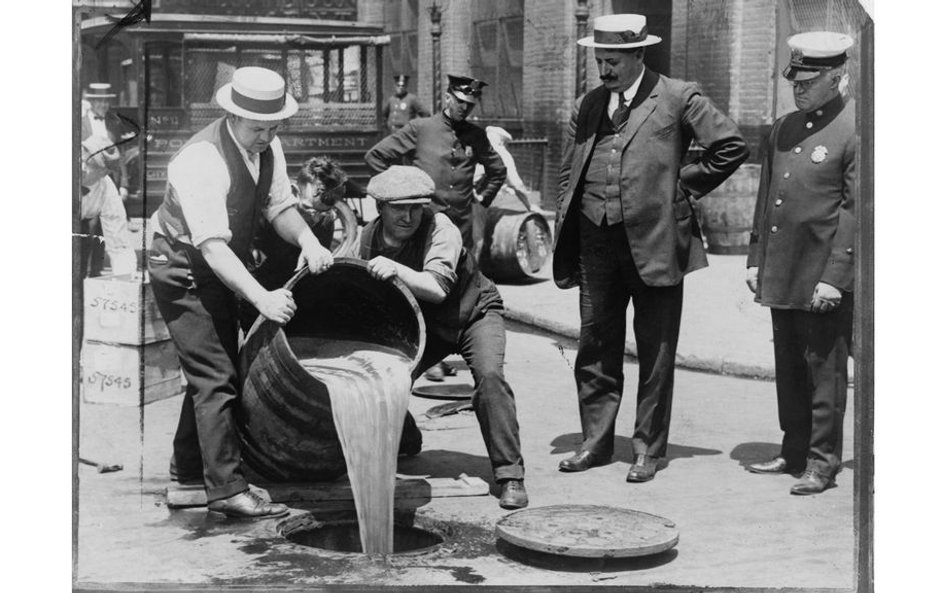 Pokaz dla mediów. Zastępca komendanta policji Nowego Jorku, John A. Leach, pozuje do zdjęć podczas w