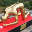 Uzależniony Oscar na czerwonym dywanie