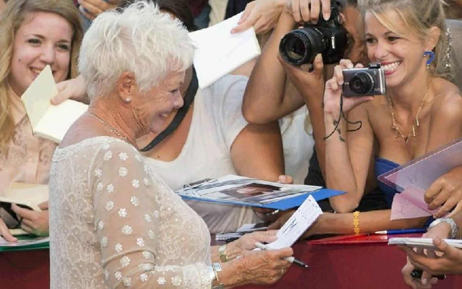 Judi Dench na każdym kroku spotykała się z powszechną sympatią i zainteresowaniem