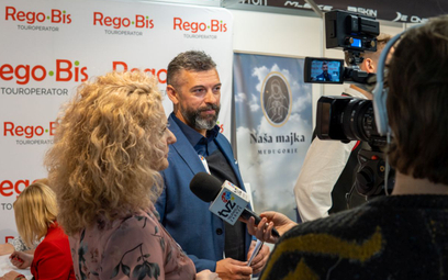 Goście z Bośni chętnie opowiadali o bośniackiej kuchni. W roli tłumacza dyrektor ds. produktu Rego-B