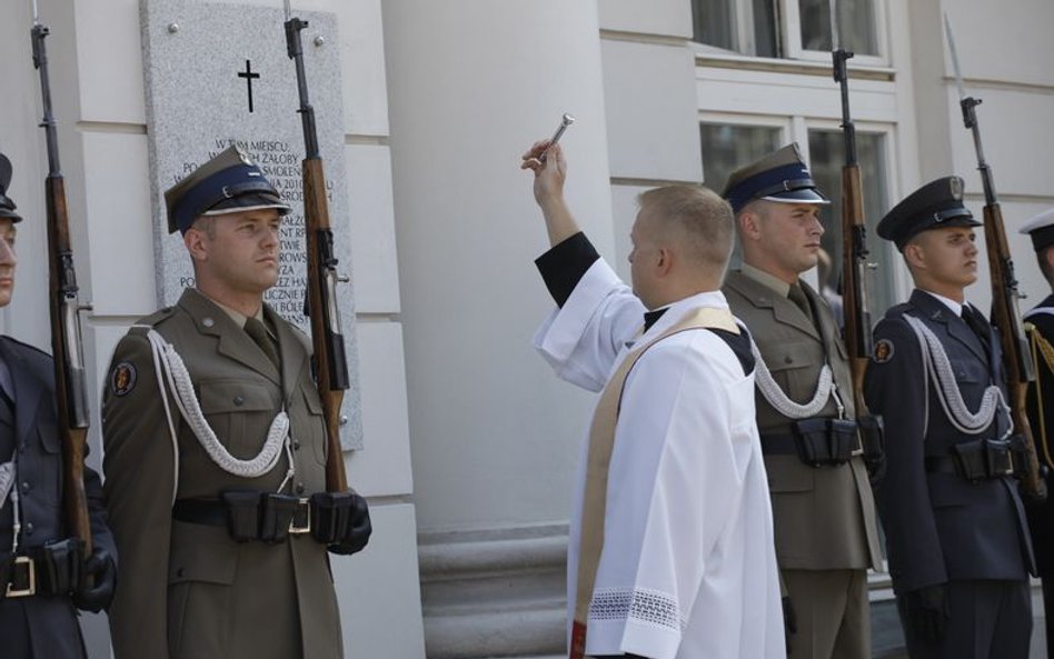 Odsłonięcie tablicy na Pałacu Prezydenckim, sierpień 2010