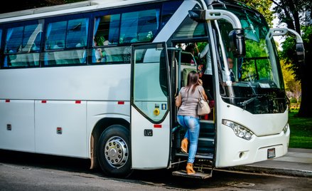 Bilet na przejazd autokarem - czy potrzebna jest dodatkowo faktura