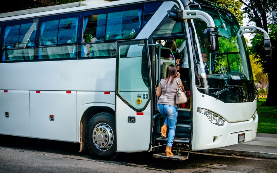 Bilet na przejazd autokarem - czy potrzebna jest dodatkowo faktura