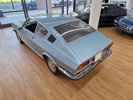 Samochód ma ponadczasową stylizację, która była inspirowana Fiatem Dino i Astonem Martinem DBS