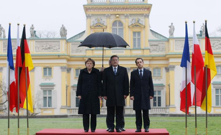 Angela Merkel, Bronisław Komorowski, Nicolas Sarkozy i słynny parasol, Wilanów, 7 lutego 2011 r.